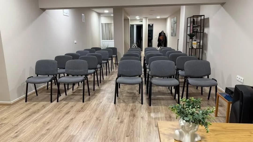 Залата подредена за семинар